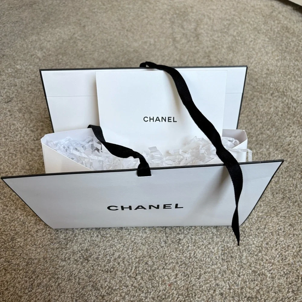 Chanel - Gift Packaging with Stuffing & Envelope for Card - Black &‎ White